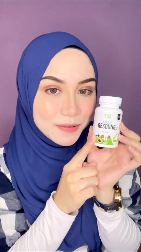 Pengguna memegang botol produk herba Kapsul Resdung SB
